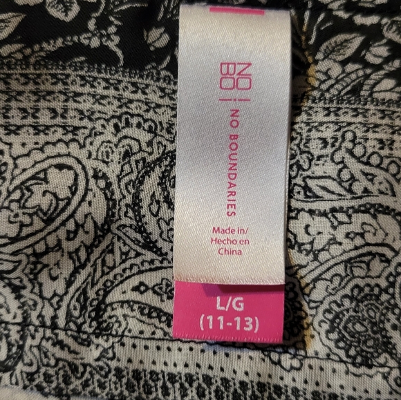 ✨️$3 or 2 for $5✨️Women's no boundaries, Large, polyester, loose fit - Picture 5 of 7